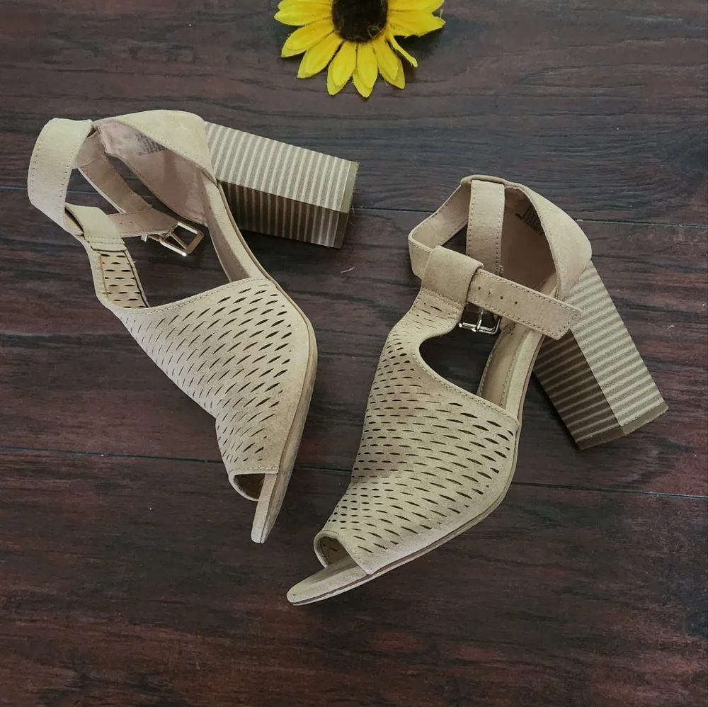 Express Beige Women's Sandals Express High Heels Womens 9 Open Toe Ankle Buckle